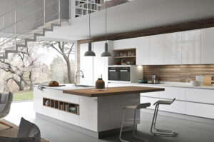 Nowoczesna biała kuchnia z drewnianymi akcentami i wyspą – Zakład Stolarki Artystycznej Andrzej Krawczyk, Żarnowiec 229.