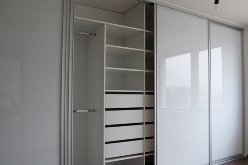 "Szafy przesuwne na wymiar Żarnowiec – Andrzej Krawczyk stolarka artystyczna"