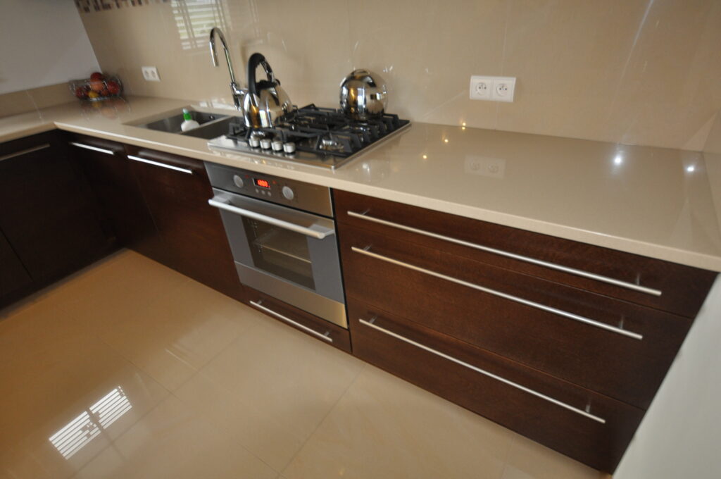 Elegancka zabudowa meblowa z naturalnym fornirem